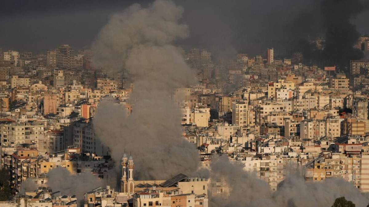 El humo se eleva tras los ataques aéreos israelíes en Dahiyeh, un suburbio al sur de Beirut, Líbano