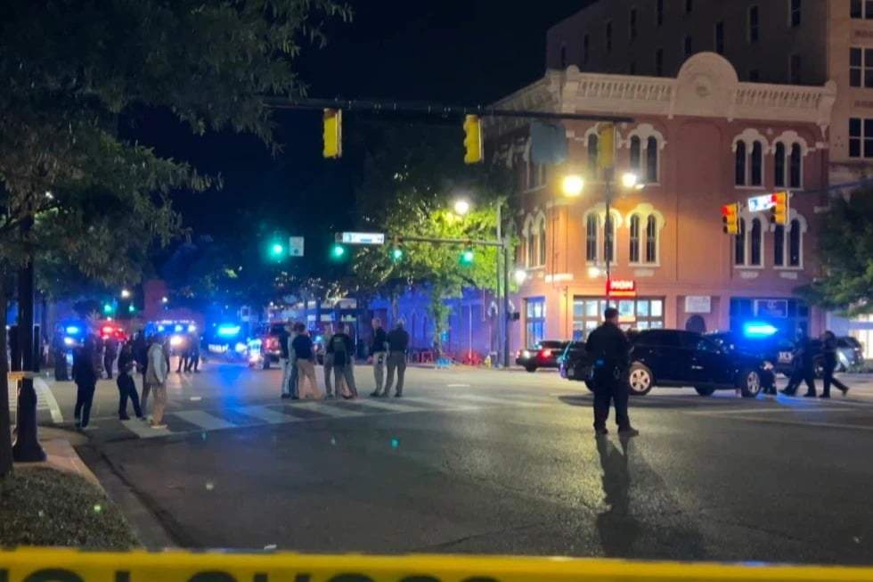 Esta imagen, tomada de un video proporcionado por WSFA, muestra la escena después de un tiroteo ocurrido el sábado por la mañana en el centro de Montgomery, Alabama, el domingo 5 de octubre de 2025.
