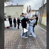 Advierten sobre los riesgos del reto viral de TikTok "Superman Challenge" (Video)