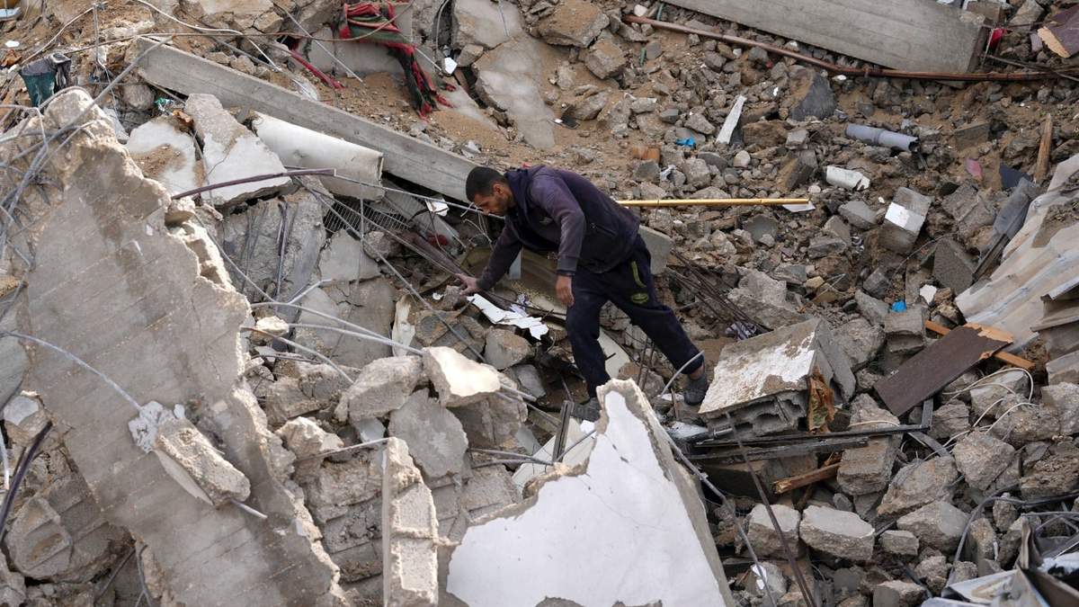 Un hombre avanza entre escombros tras un ataque israelí en Deir al Balah, Franja de Gaza
