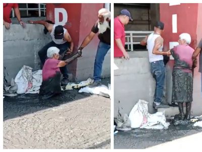 En Ecatepec, adulta mayor cae en una coladera y queda atrapada (Video)