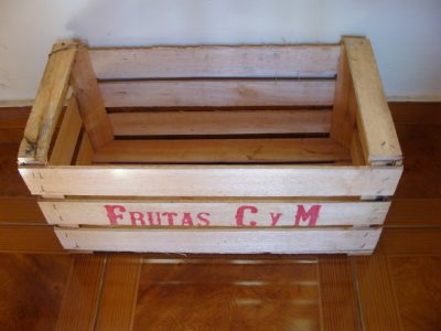 Mirá lo que podés hacer con un cajón de fruta y unas ramitas secas para organizar mejor tu cocina
