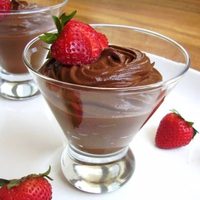 El postre que siempre roba elogios: mousse intensa de chocolate con frutillas y frutos del bosque