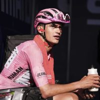 Isaac del Toro mantiene el liderato del Giro tras 16 etapas; la competición termina este domingo