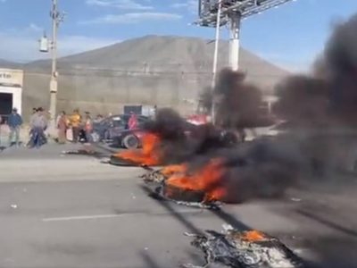 Por falta de pagos, empleados de AHMSA queman llantas y bloquean carretera en Coahuila