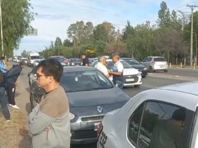 Conducía ebrio por la multitrocha, protagonizó un choque en cadena y agredió a los otros conductores