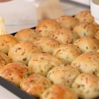Receta en 5 minutos: si sos team salado, estos pancitos de salame y queso en sartén te van a encantar