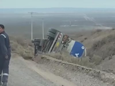 Un camión de YPF volcó y su conductor sufrió heridas