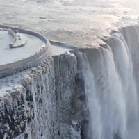 Se congelaron las cataratas del Niágara por la ola polar en Estados Unidos