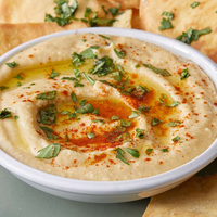 Hummus de morrón: la receta imperdible para picotear algo a la tarde con grisines