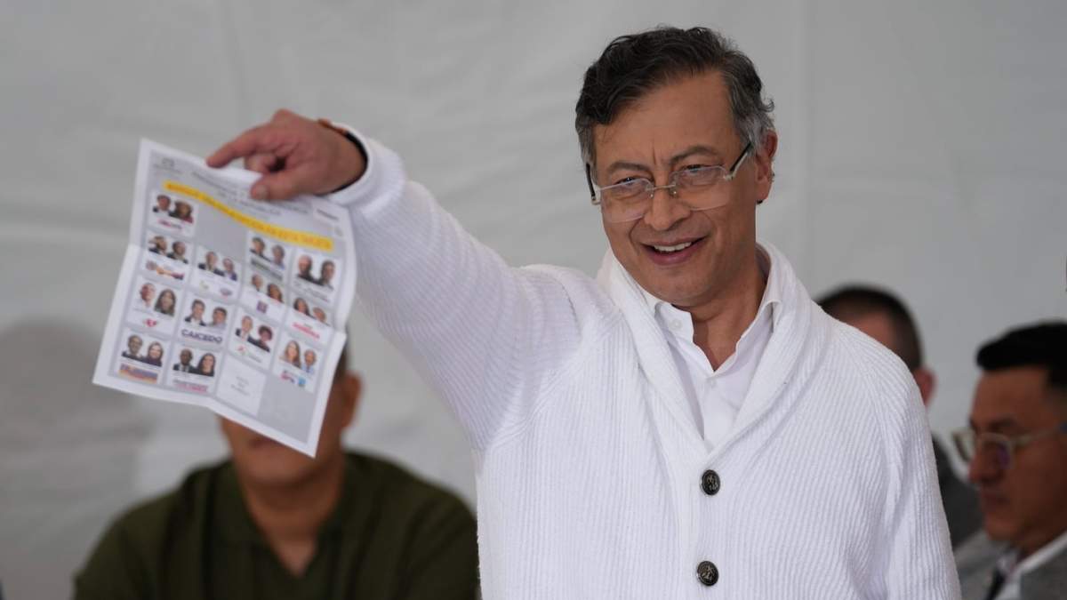 Petro fue criticado por mostrar su boleta de votación marcada a favor del candidato de su partido