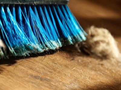 Con solo 2 cosas que seguro tenés en casa: el truco definitivo para remover todo el polvo de las paredes y los techos