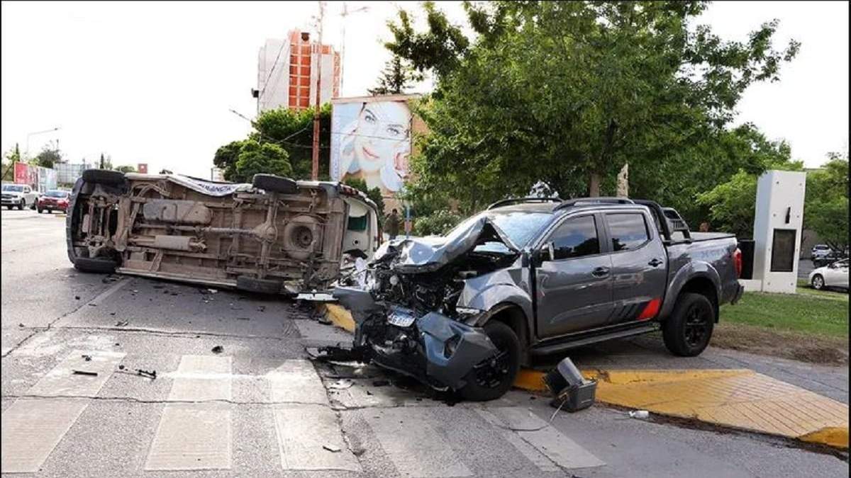 La ambulancia volcó luego de chocar con la camioneta en pleno centro de la ciudad. Fuente: (Facebook)