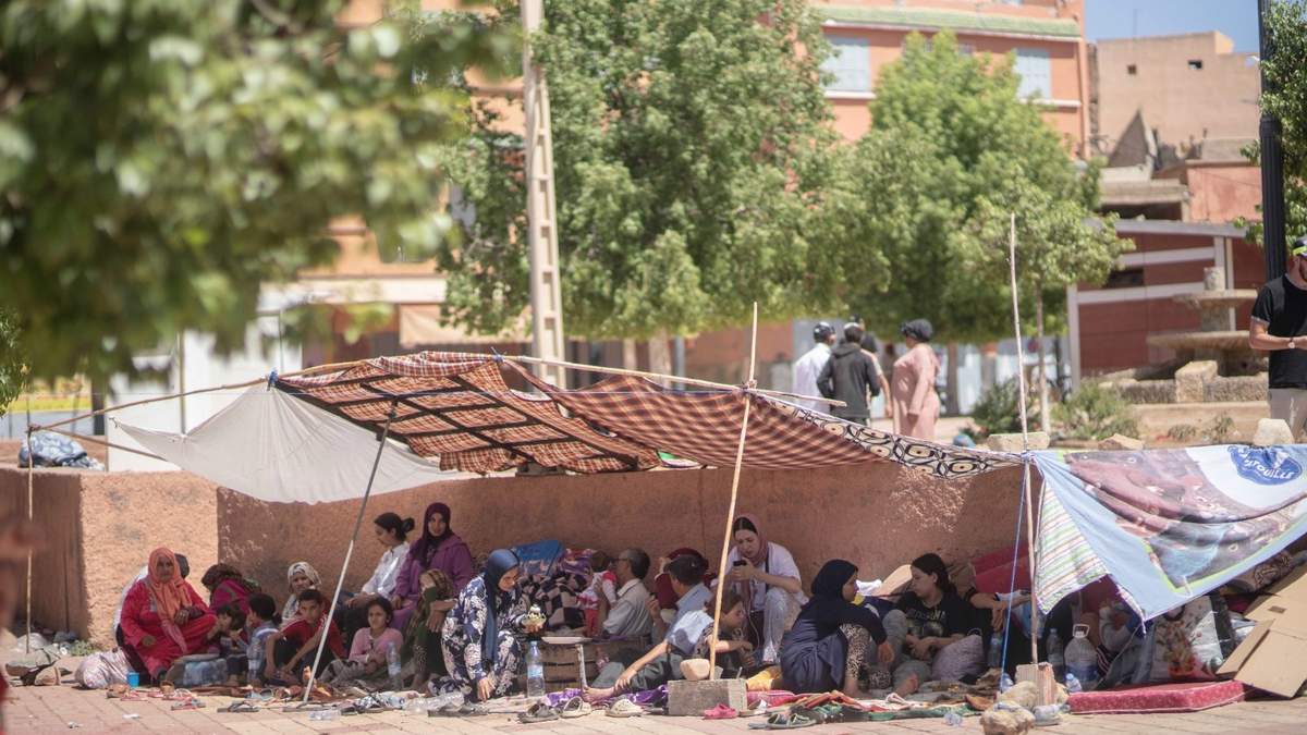 Por posibles réplicas, la gente duerme en la calle