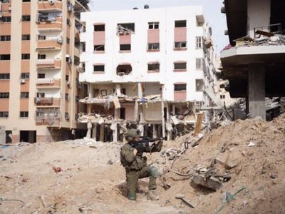 El Ejército de Israel asegura haber atravesado las defensas de Hamás en el norte y sur de Gaza