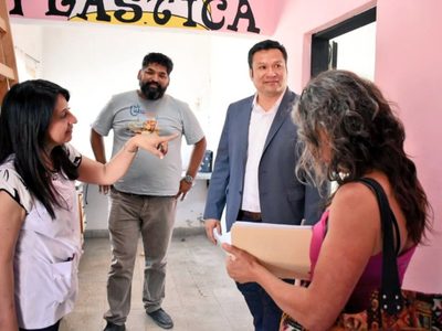 Llancafilo visitó la escuela Rural N° 176 y anunció obras durante el receso de verano