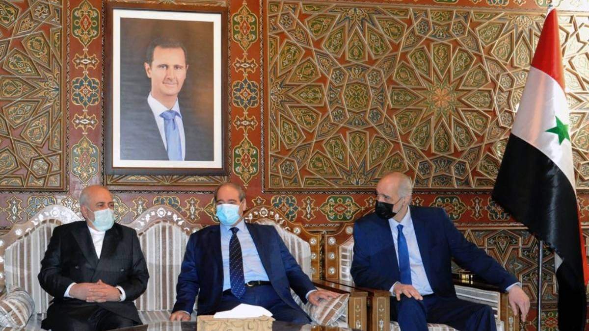 Una fotografía del presidente Bashar al-Asad cuelga de un muro en el que se celebró una reunión entre funcionarios sirios e iraníes