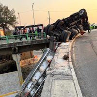 Tráiler se vuelca en Azcapotzalco; contenedor con 27 toneladas de harina queda suspendido de puente