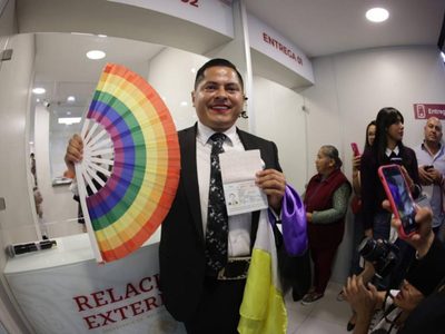 El gobierno mexicano entregó el primer pasaporte no binario al “magistrade” Jesús Ociel Baena