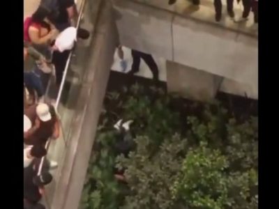 Cae joven del primer piso de plaza Las Antenas, en Iztapalapa (Video)