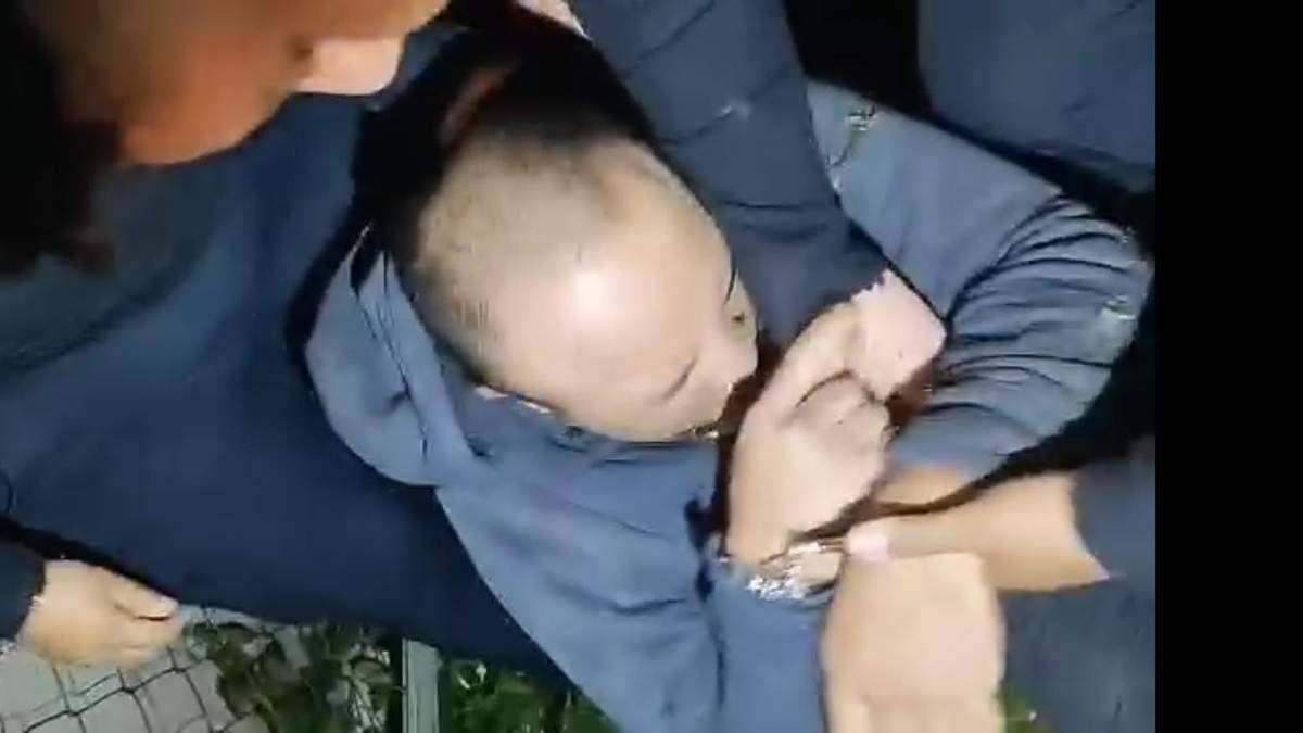 El sujeto al ser detenido por policías municipales