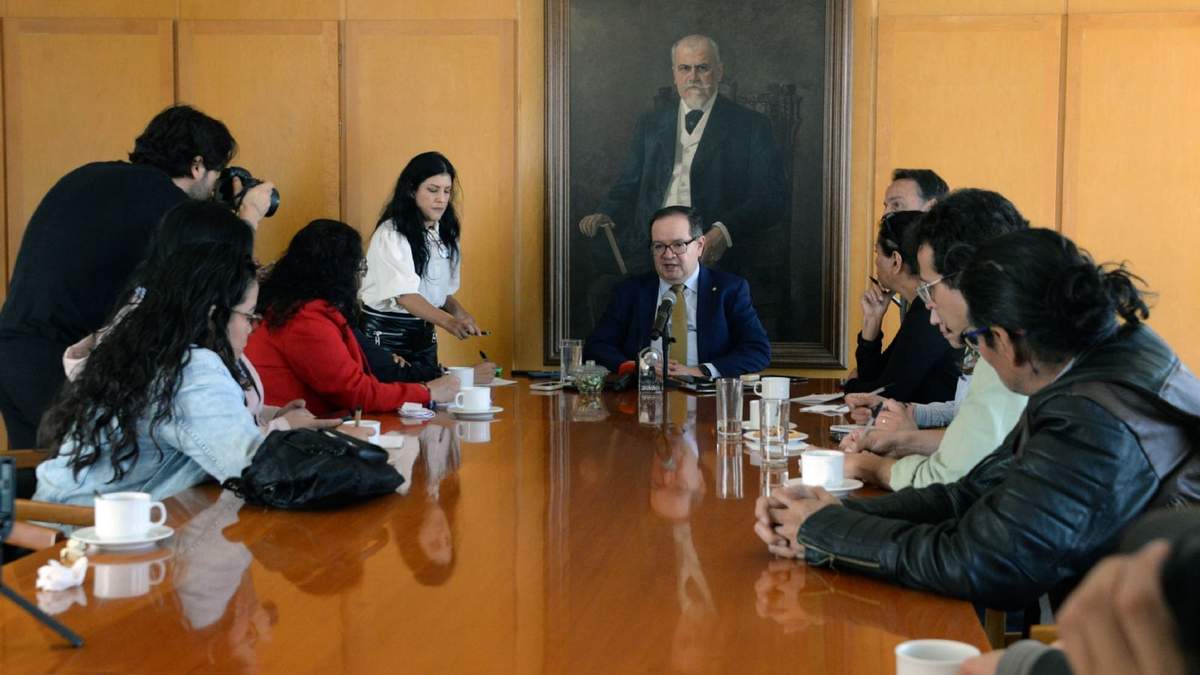 El rector en el encuentro con medios