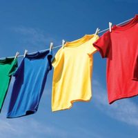 Deshacete para siempre de todo tipo de manchas en tu ropa de color con un truco viral que no falla