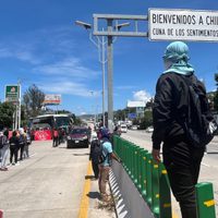 Normalistas de Ayotzinapa toman autobuses en autopista del Sol; acusan que AMLO no cumplió promesa