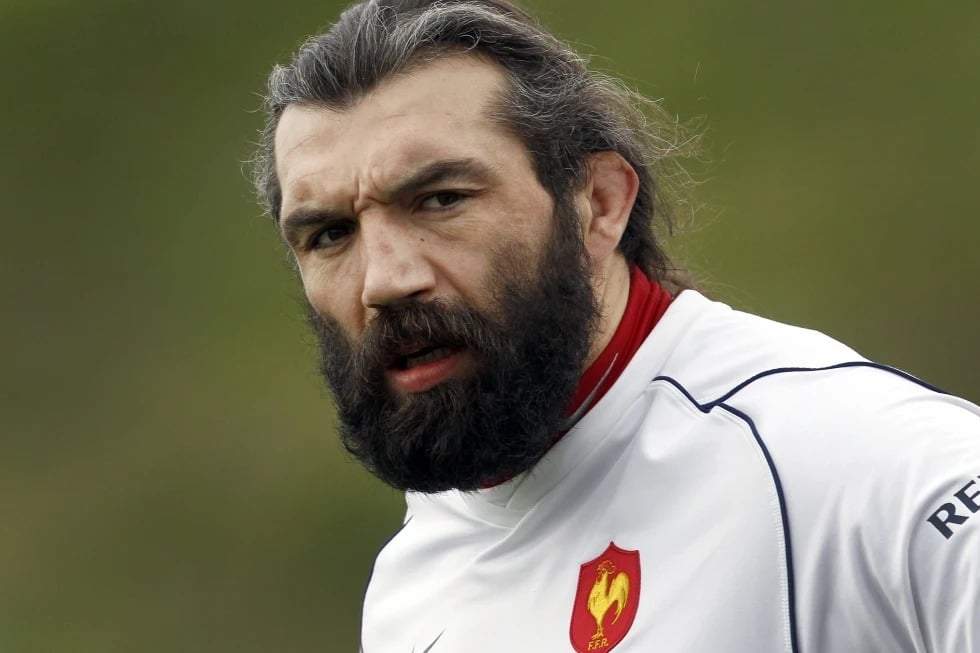 El jugador de rugby francés Sébastien Chabal asiste a un entrenamiento en el Centro Nacional de Rugby en Marcoussis, al sur de París, el 24 de febrero de 2011