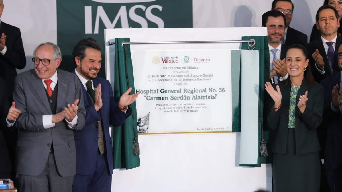 El secretario de Salud, David Kershenobich, el director del IMSS, Zoé Robledo, y la presidenta Claudia Sheinbaum en la reapertura del Hospital Regional No. 36 de Puebla, renombrado "Carmen Serdán"