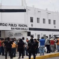 Vandalizan alcaldías de Cholula y Coronango por inseguridad