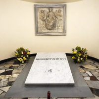 El Vaticano permite acceso al público a la tumba de Benedicto XVI