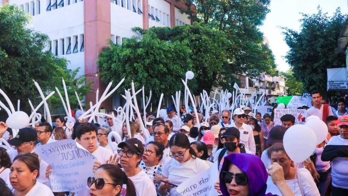 Ciudadanos de Chilpancingo realizaron una marcha por la paz tras el asesinato del edil Alejandro Arcos