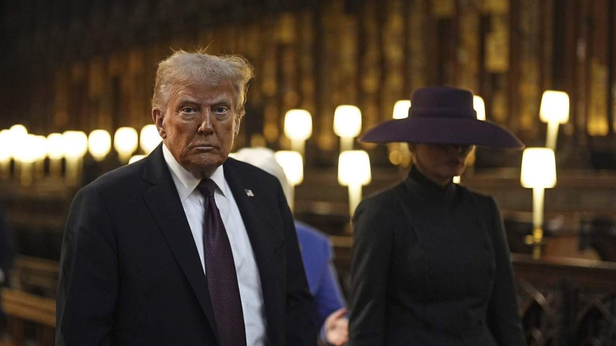 Donald Trump y la primera dama Melania Trump visitan la Capilla de San Jorge en el Castillo de Windsor, en Windsor, Inglaterra