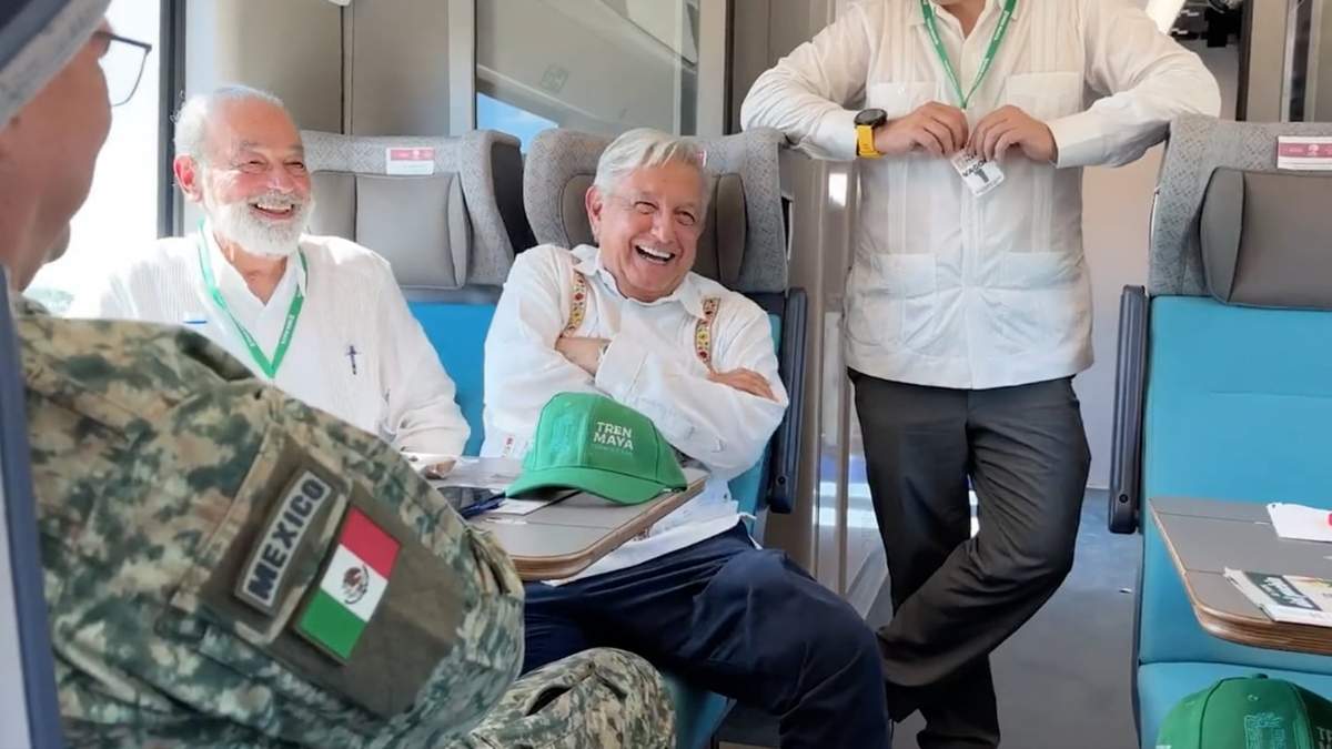 El empresario Carlos Slim y AMLO, a bordo del tren