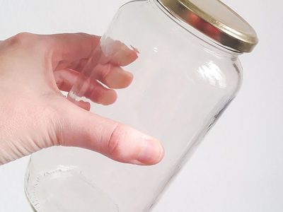 Con un frasco de vidrio y una tapa de caja de zapatos vacía, creá este proyecto trendy para decorar tu casa