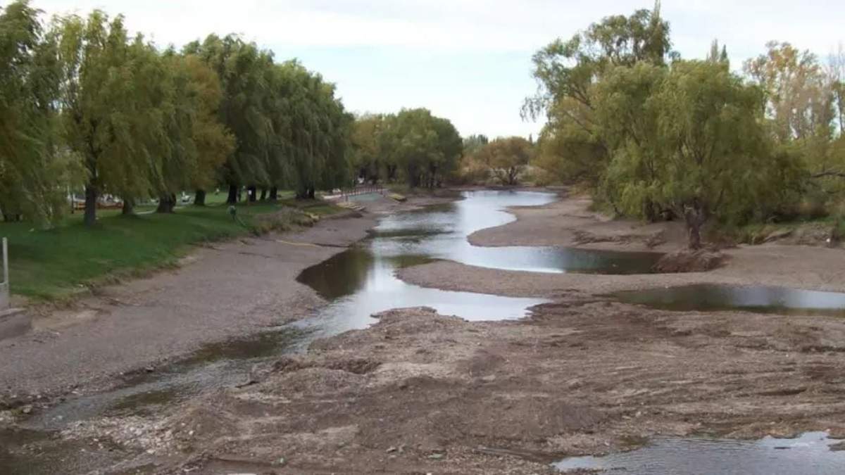 Por la merma, en algunos tramos se puede cruzar el río caminando.