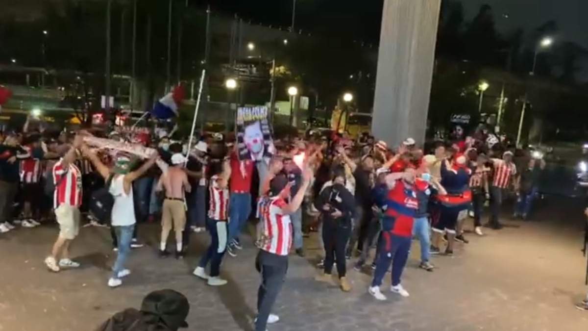 Integrantes de una de las barras de Chivas en el hotel donde se hospeda el equipo