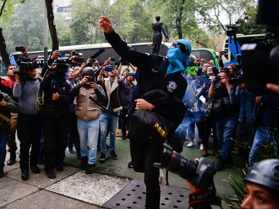 Estudiantes de Ayotzinapa lanzan petardos al Senado