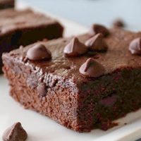 En pocos minutos, prepará este brownie con yogur y bajo en calorías para disfrutar de un dulce sin culpa