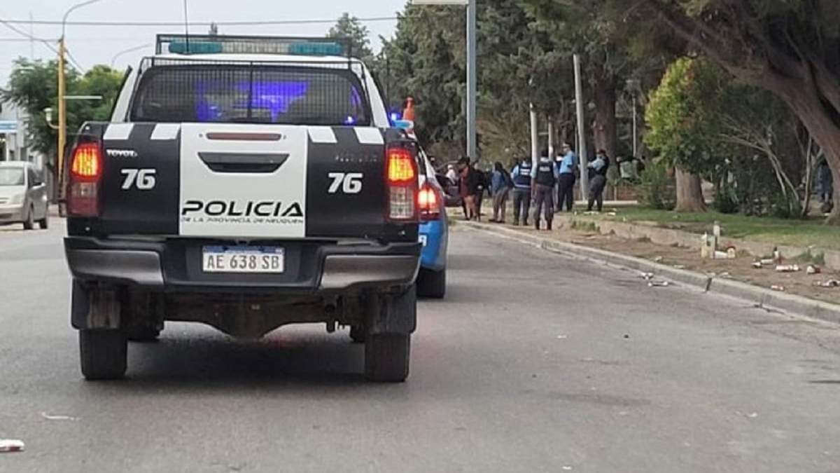 Móviles policiales intervinieron antes los disturbios. Fuente: (Facebook)
