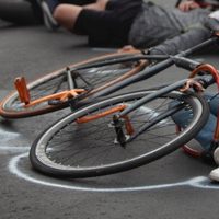 Muere ciclista atropellado por camionetas que chocaron en San Juan de Aragón