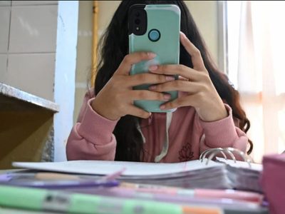 Desde octubre no se podrá utilizar el celular dentro de las aulas en escuelas de Neuquén