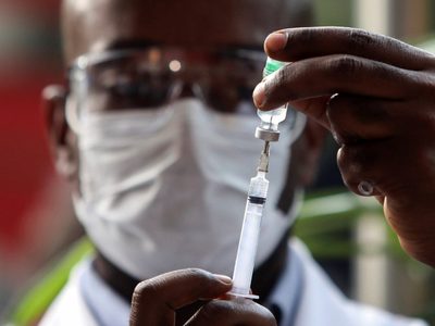 El plan de Sudáfrica: vacunar masivamente para frenar la peligrosa variante del virus