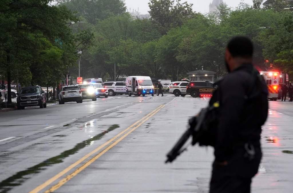 La policía y miembros del Servicio Secreto bloquean las calles alrededor de la Casa Blanca el sábado 23 de mayo de 2026 en Washington