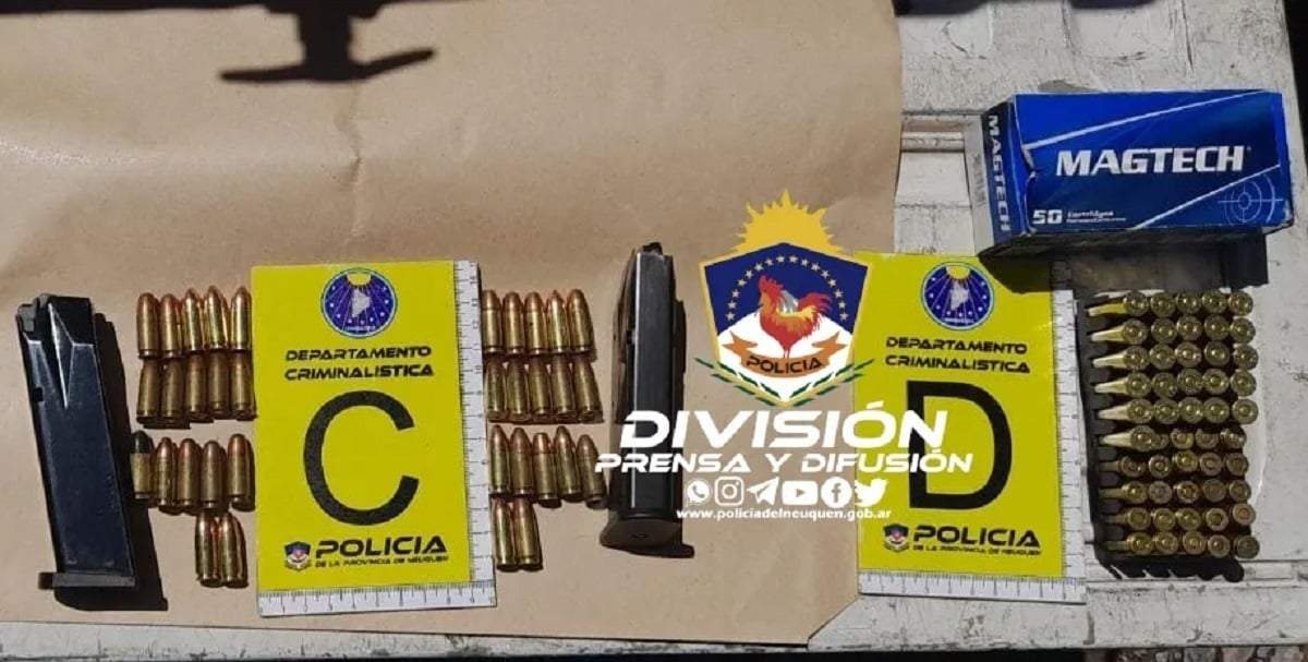 El hombre tenía en su poder un arma, cargadores y municiones. Fuente: (Policía Neuquén)