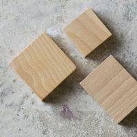 Con tacos de madera y un par de cosas más, creá un hermoso candelero para tu mesa de luz