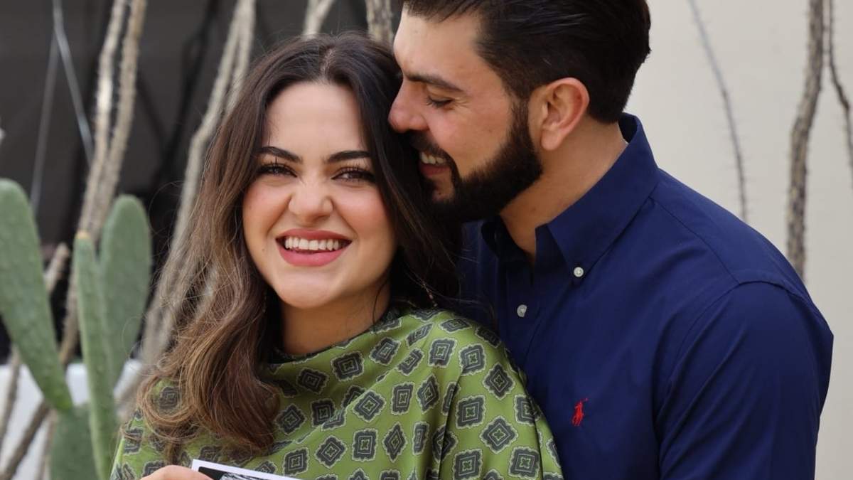 Andrea Chávez y su pareja muestran un ultrasonido