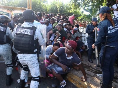 Miles de migrantes irrumpen en oficinas de la Comar en Tapachula