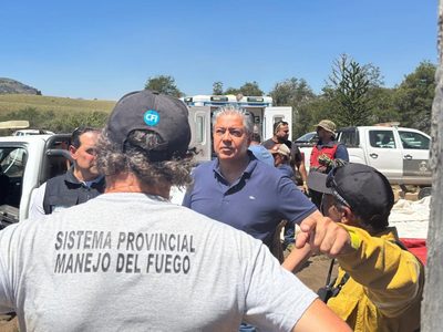 Figueroa visitó a los combatientes del incendio en Valle Magdalena